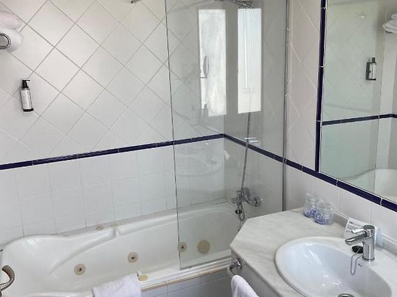 182666FF961DBFC8C771D7205B3F7F99