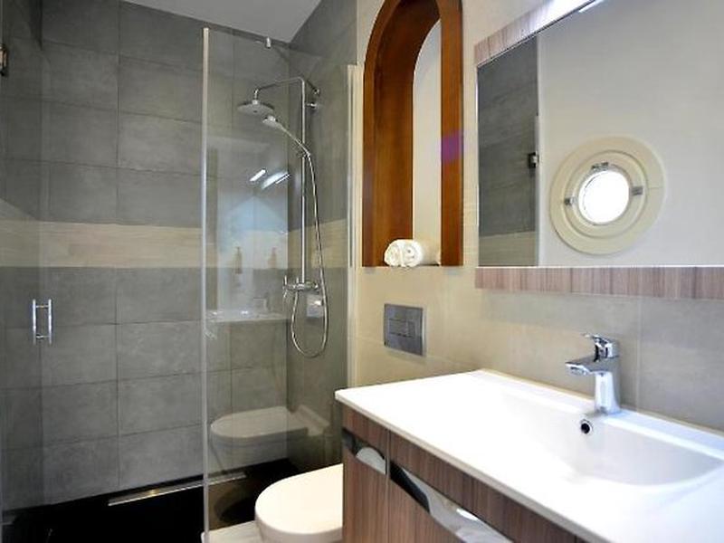 5FE6C9DB71B5C0E8B2F726533582FFDB