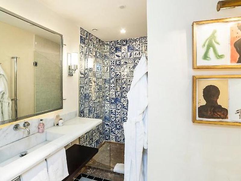 908DD8D9D9FC1A5A9BA10ACBDB1FB381