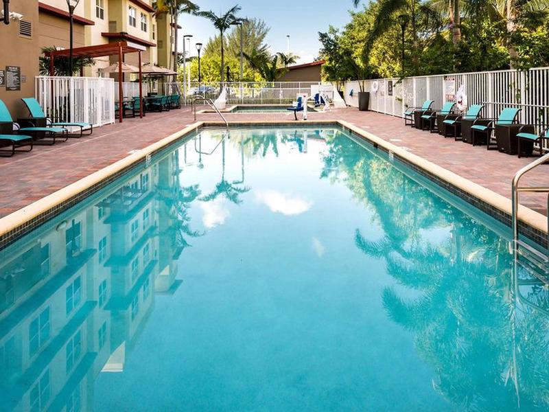 3DAAE2D4BF74E7E1438F21EB82100482