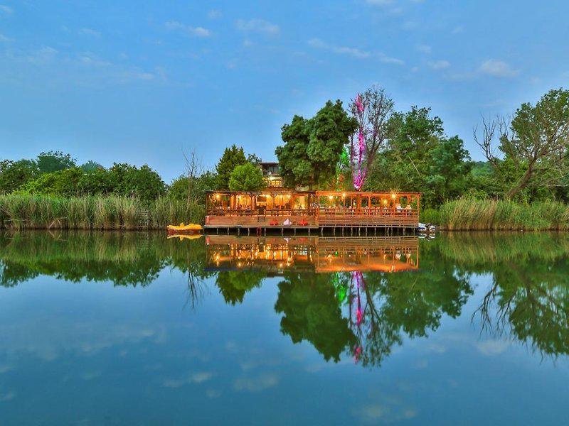 F2037B0632DBC69657A2826553EC40D9