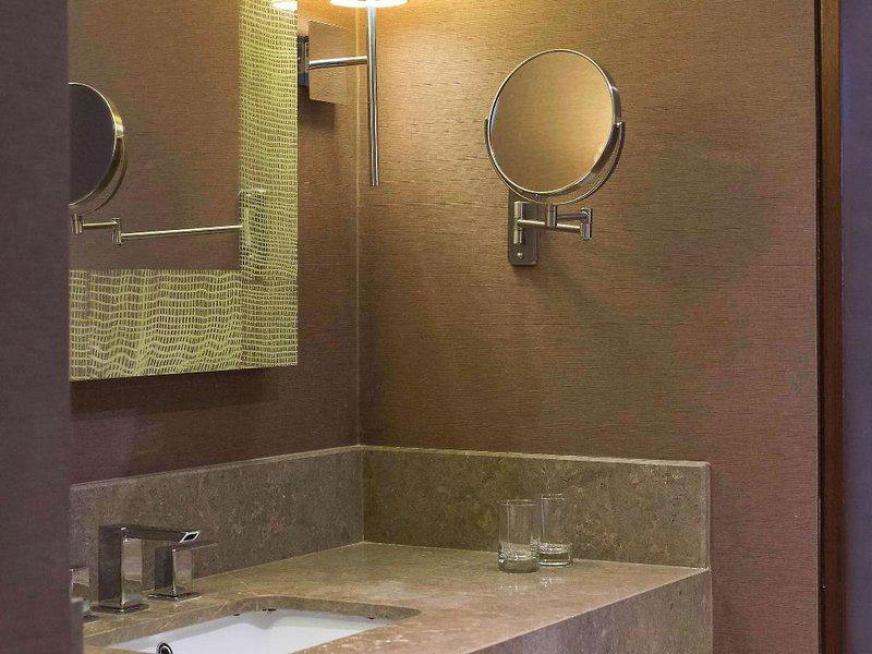 BF0165F4A07B75653844DC2180106D54