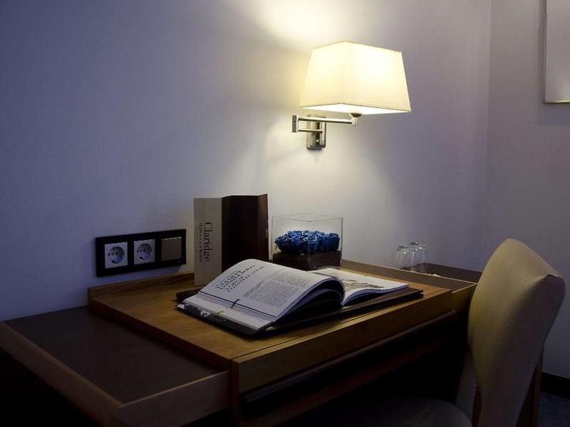 EE8304889F1846E1A6E0EFCAEFA3A181