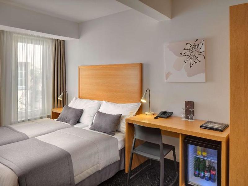 AB90A9FD7D984C3E25F1F7BA488B4932