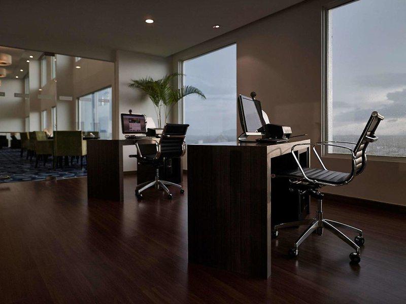 FF7A6D0F3D9BCF6FADCEC81636385201