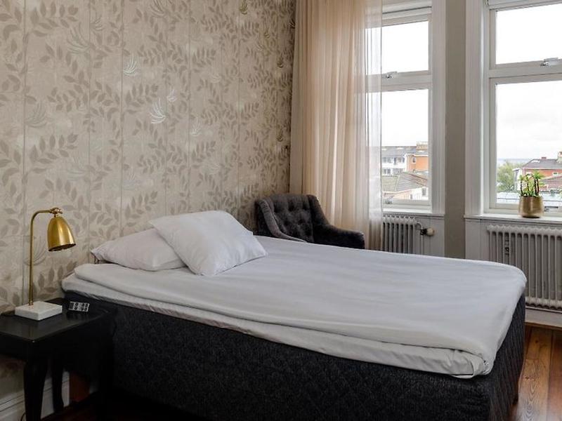 38AB5382D14F988D109D69B3B2A9819E