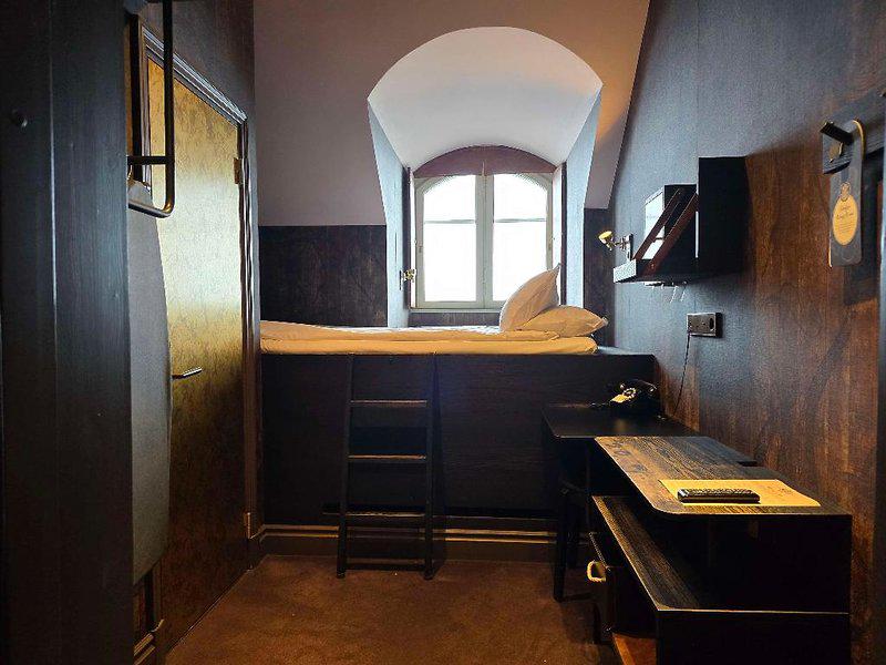 AF124C22674410F45C2598028588278B