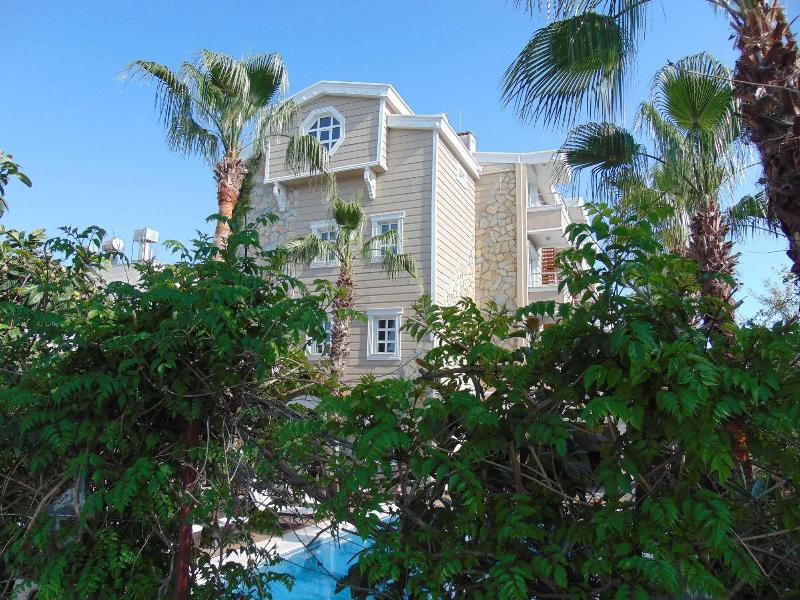 AC15FA223708192B98E0E1A02C9CD3E4