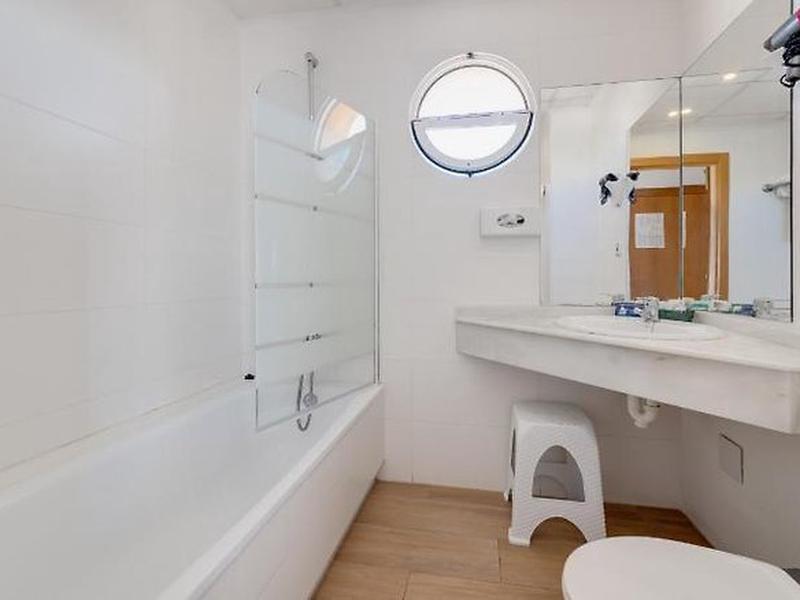 2D0D06BE4082A1A5F54E5ACEFB0D3437