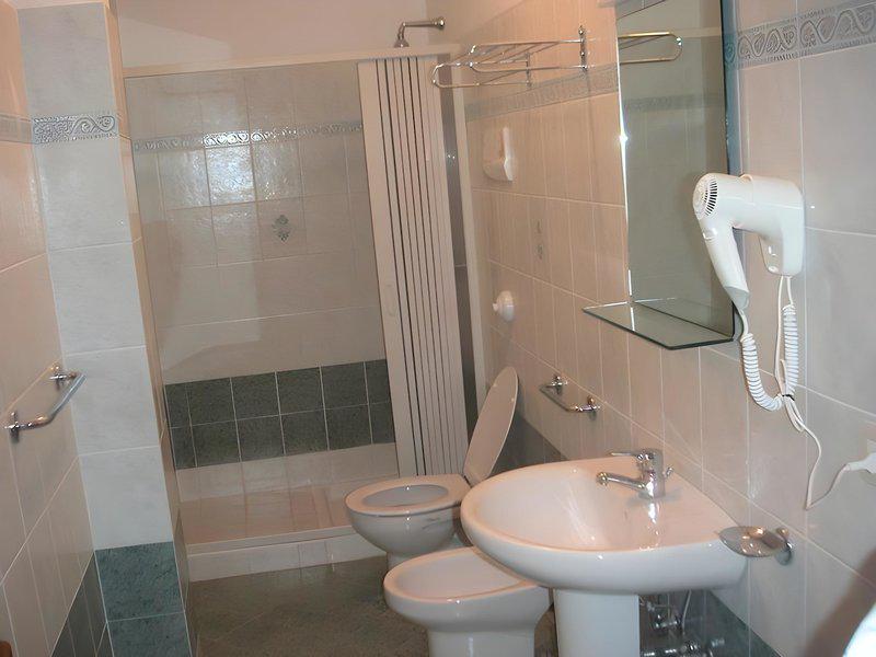 83E67296709365BB2F9DC14B68184813