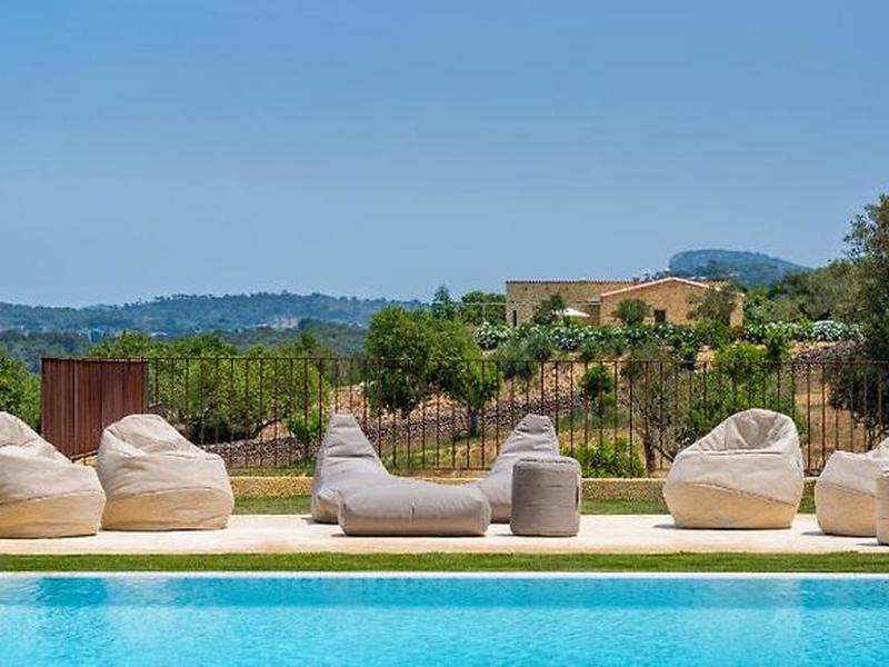 DD83AD32DF3556F4BAD1D536D7660D8C