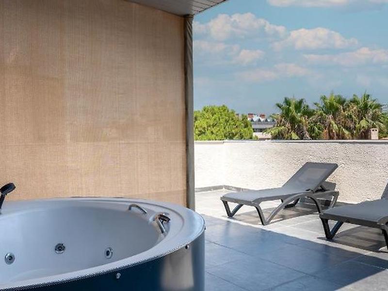 9CEF0BCA56870B1B8EF4A170E3959B8D