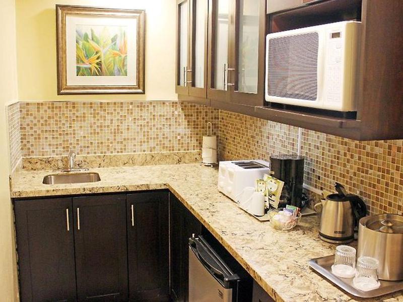 Courtleigh Hotel & Suites