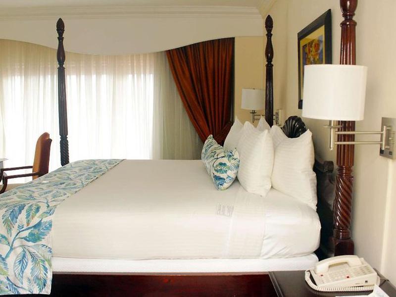 Courtleigh Hotel & Suites