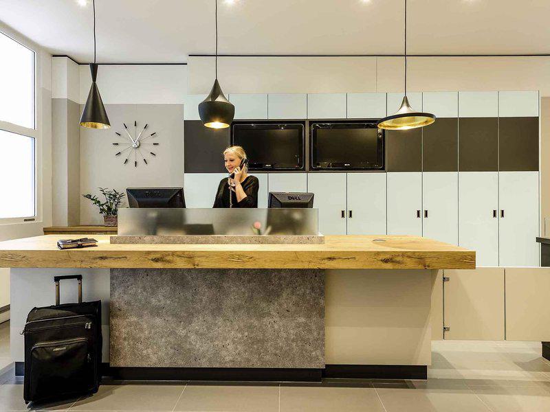 DCD39C331D9C8508CADC3AB0200AAED6