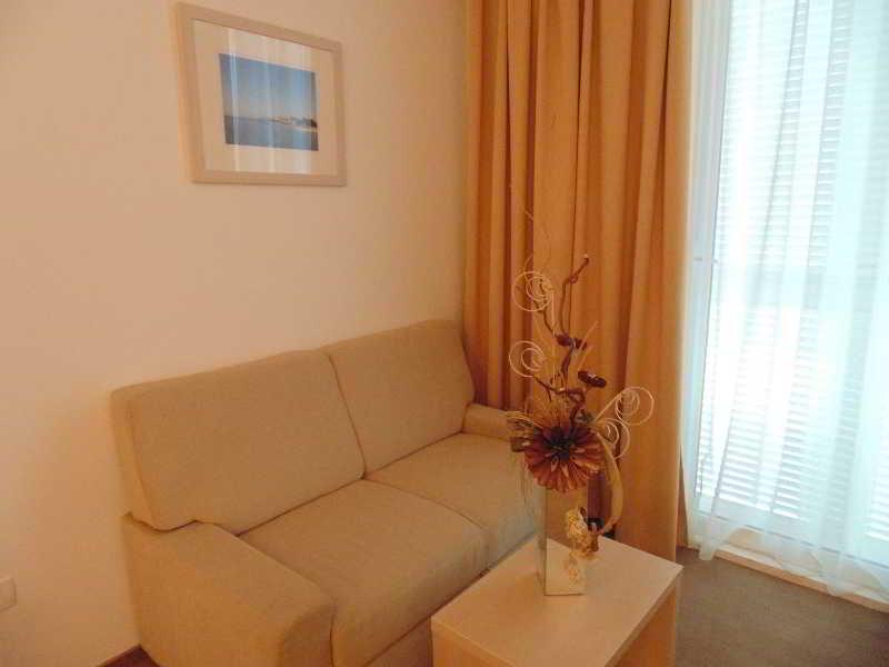 FB4BE3DE944E94DBAACD48CDB558E783