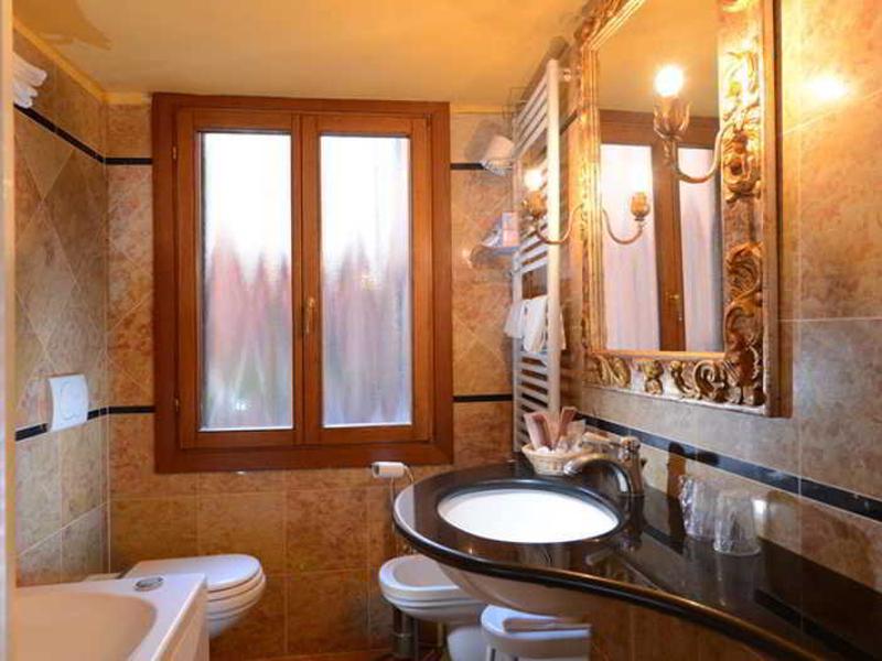 8AF9C8BB7F241313FC388492F958BF9A