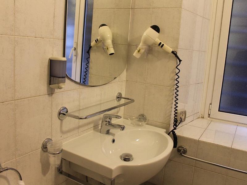 976738B87274AD0A0B43AA6AA2140497