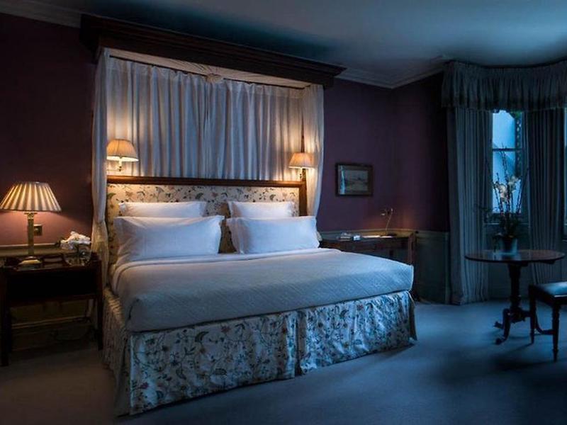 EE40CB5B78FBBB24B2D1F7DC4BA96B2E