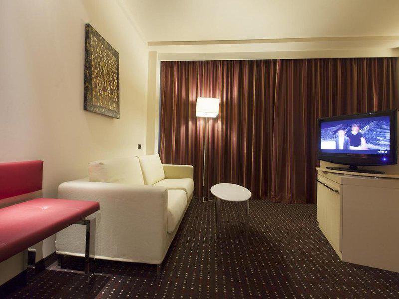 8FB076459AB9B0F5A87BE3370C410A44