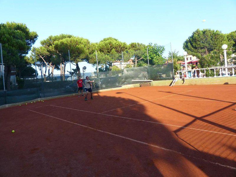 281D9B6AC4B8380A641996B15A2F2E2D