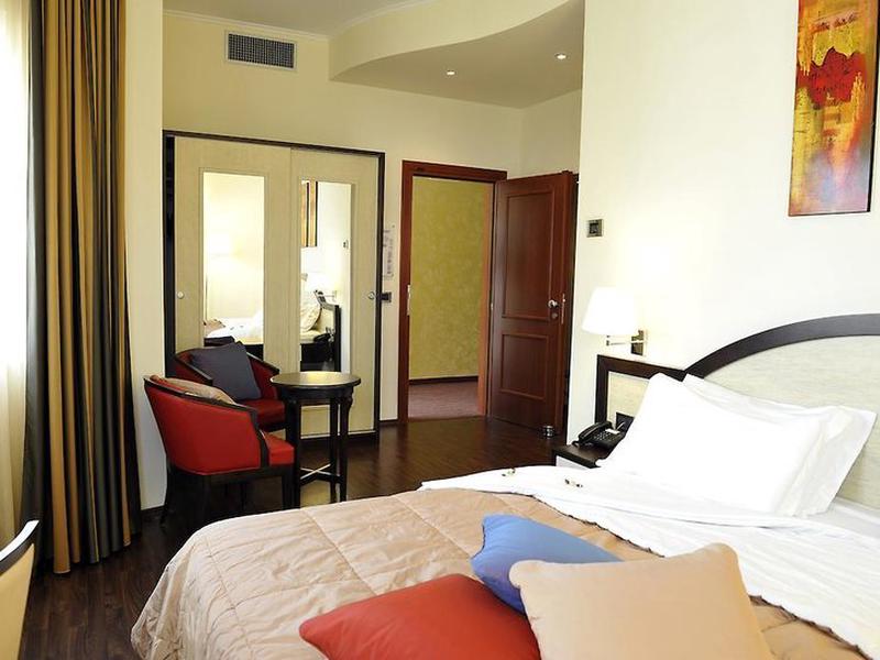 D3398BA84D4BED31F8E86520333CE17E