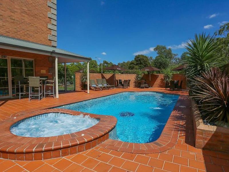 EBB2810DC7FC587BA13B8A0C3216B885