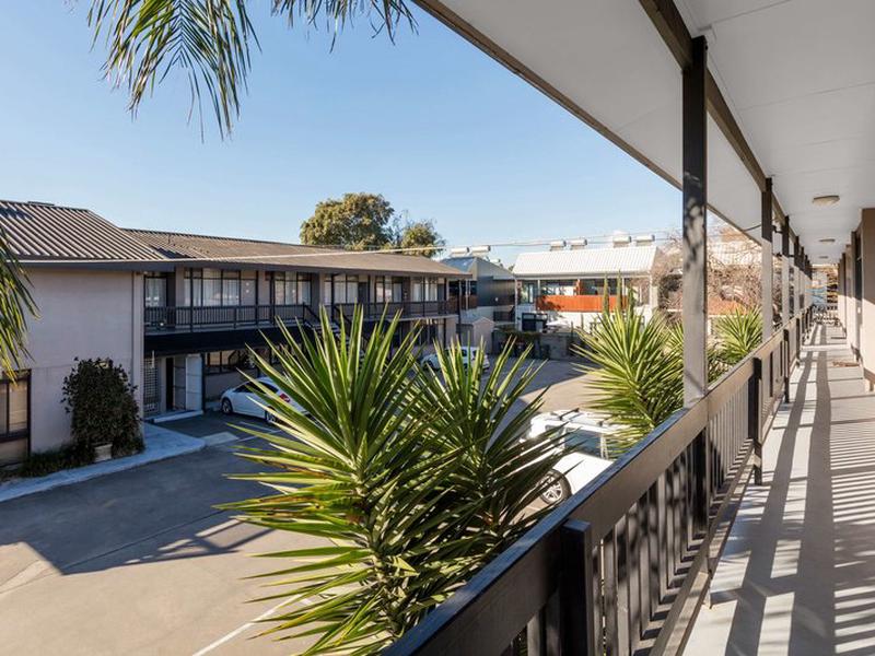 B1EE2510212E54090EB542AB20B6D8DE