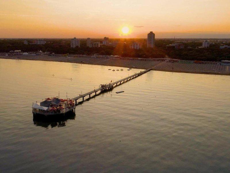 CFDE95FAC9E56D98C32D62C073A8875E