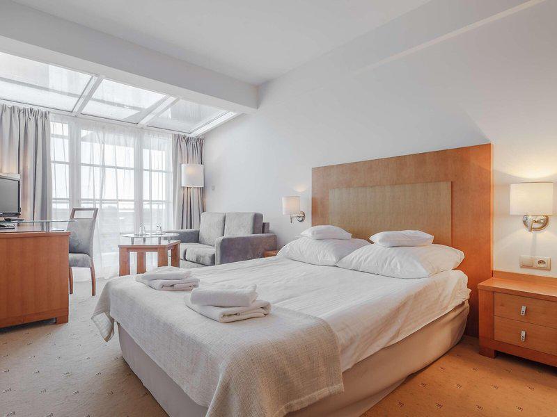 647C876E97A43A2E9CDF66B2492A8C85