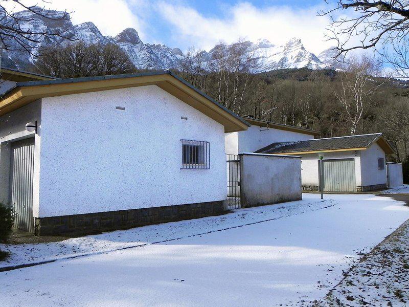 E631354292AA6D3FAFCA08B3702424BB