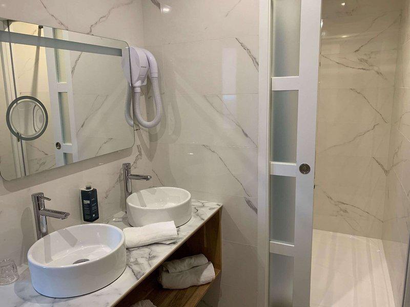 B299E6B69259D3F33E75E7953081B90C