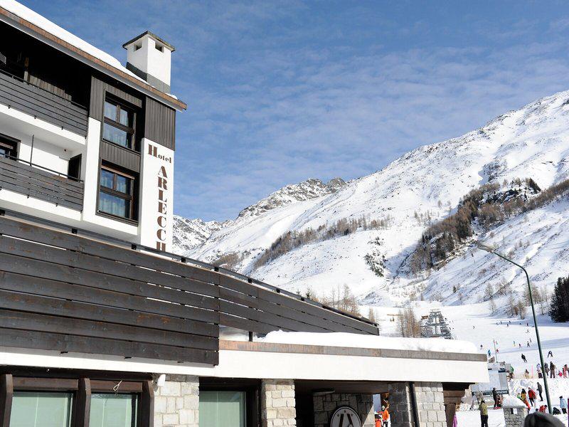 2946F256028D8C3A7D8DA2115D3F7530