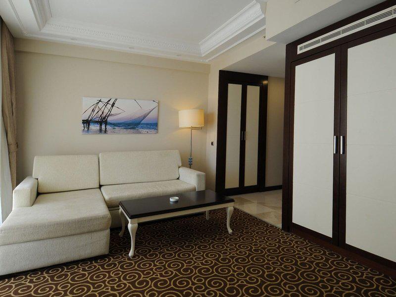 FE27AF5D723E4C146A80893806D74FAB