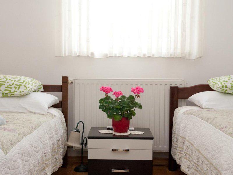 2BE20F8DC3B85616EBEA8FD05E9908A9