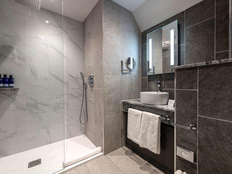 6A92AB1044240F660F78747B7EAF564B