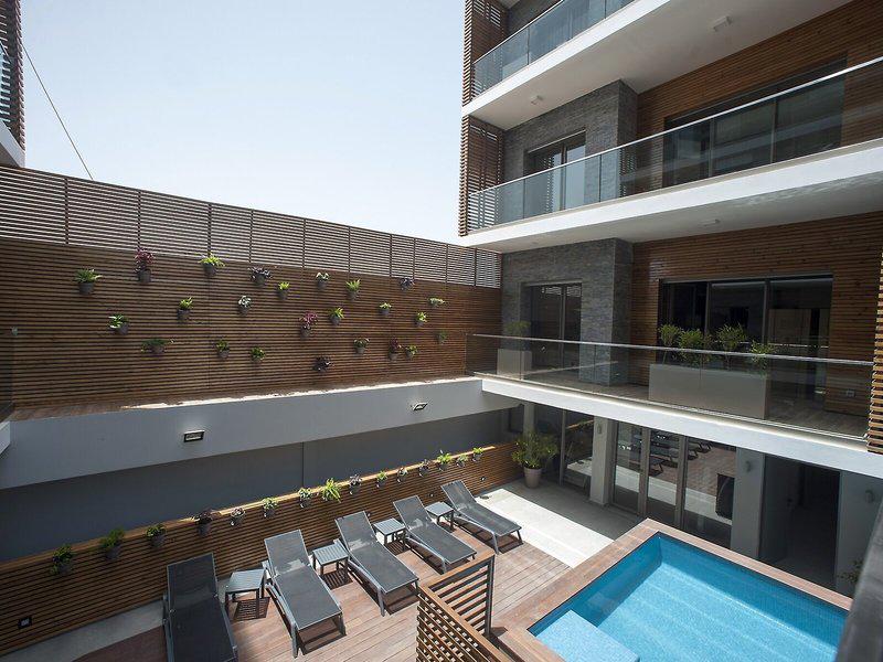 7E7D94BB64C57F2AB3B60B754480014D