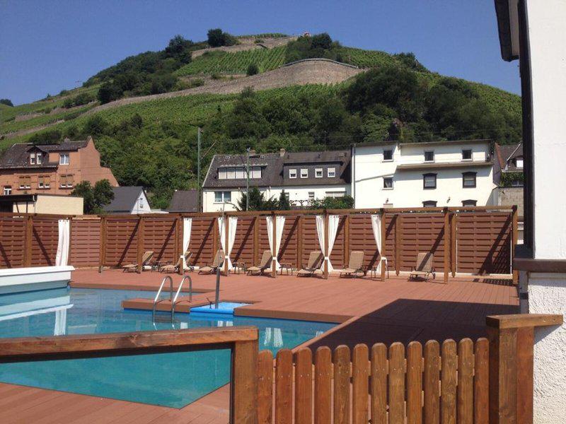 61D40B724373E98C3990E18F5027560E