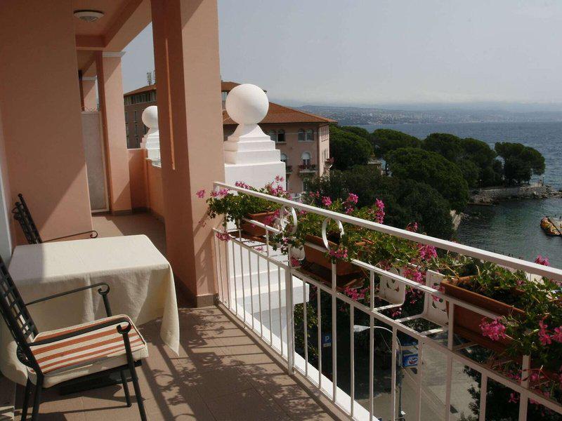 70E1F38A53A45709EF6AAA2B3F80C005