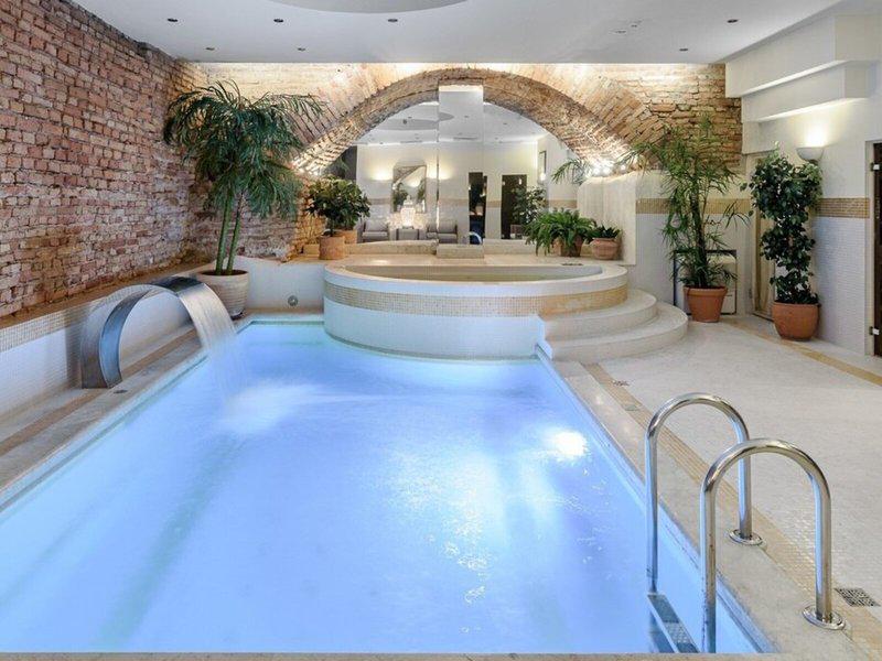 CB83E10F8E308DE9C90067CCF6850B03