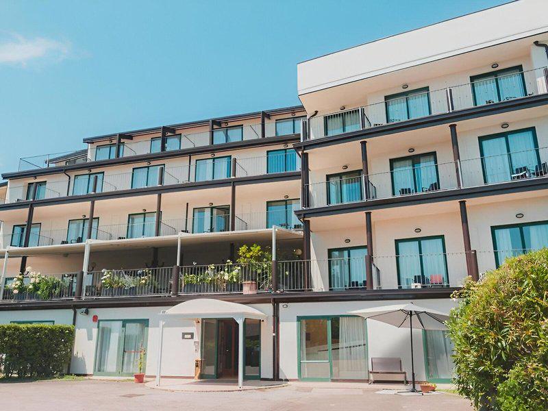 8203EA89BFE9700B6B1A29CC24935103