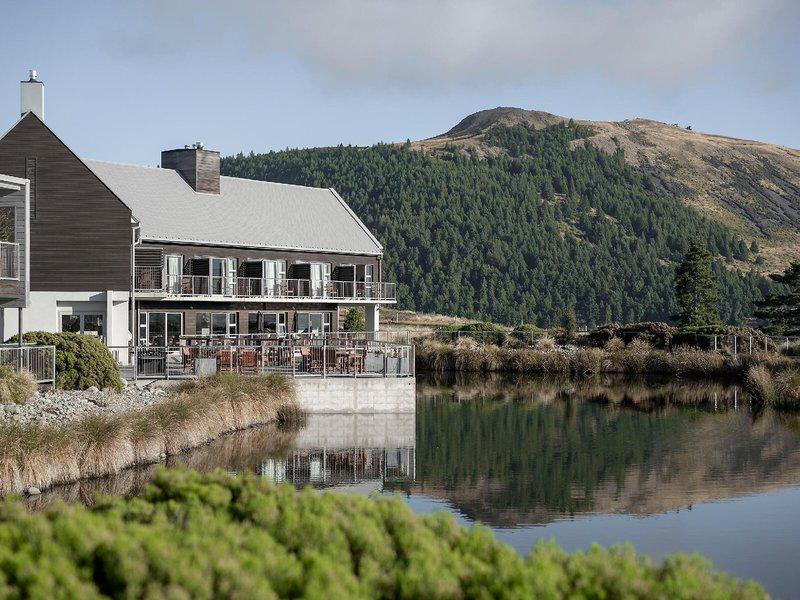 B8A57848FF601F3EE3B37F2624F4256D