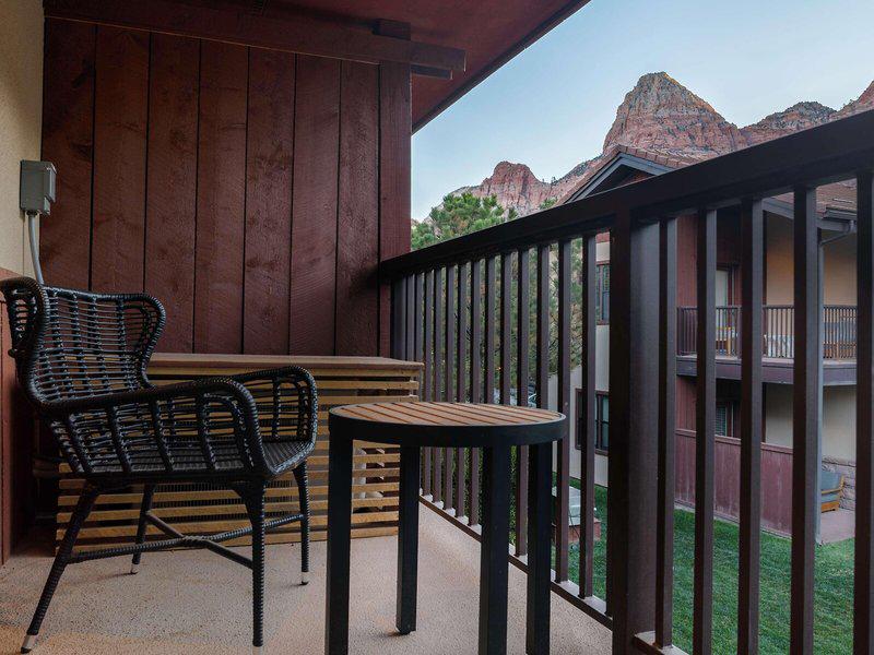 181861D077965E46C00AD1F6ADF3950E