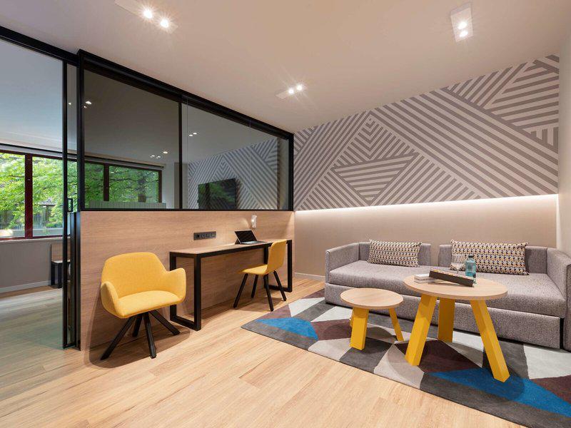 CC090470E10D53F4E08580D44CB3F3F9