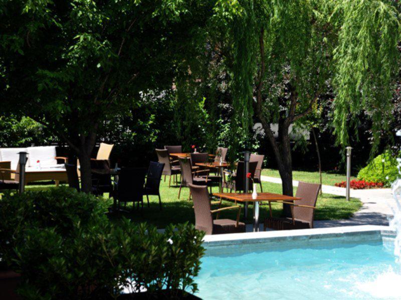 BFB2ED4AE4093BE7BECCFDCD987491D8