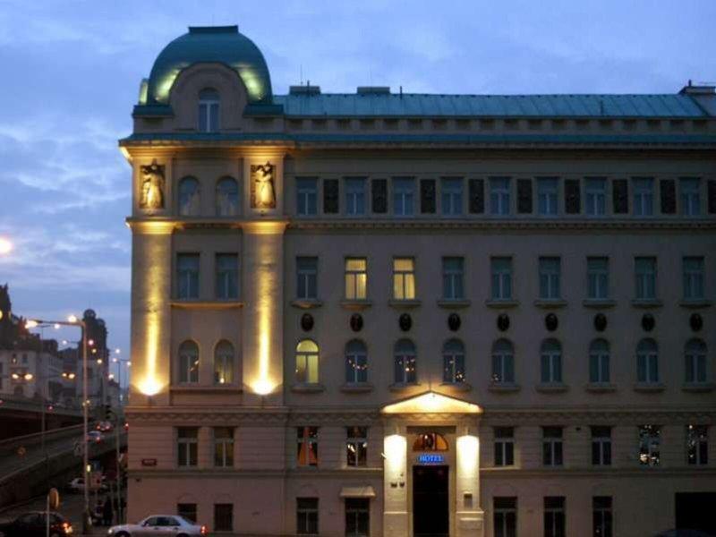 F15E4F415A61C455CD2DEC470B78CB11