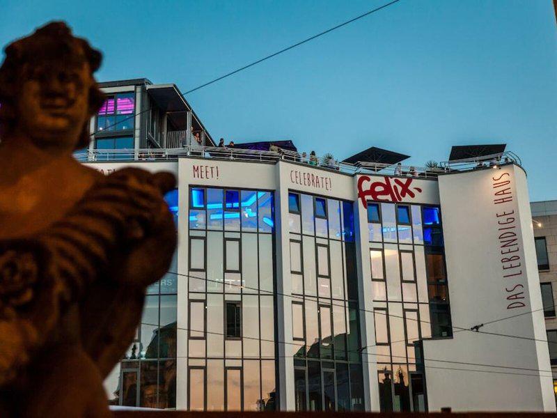 42DAF02685B233999BDDA96551973753