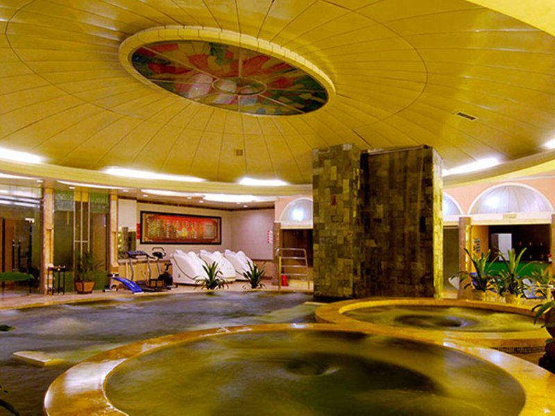 FEA42B8CFB99E13998A1A8961249585D