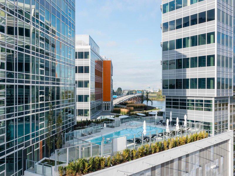 099BA30E9820748F854FDC5A5E7F754C