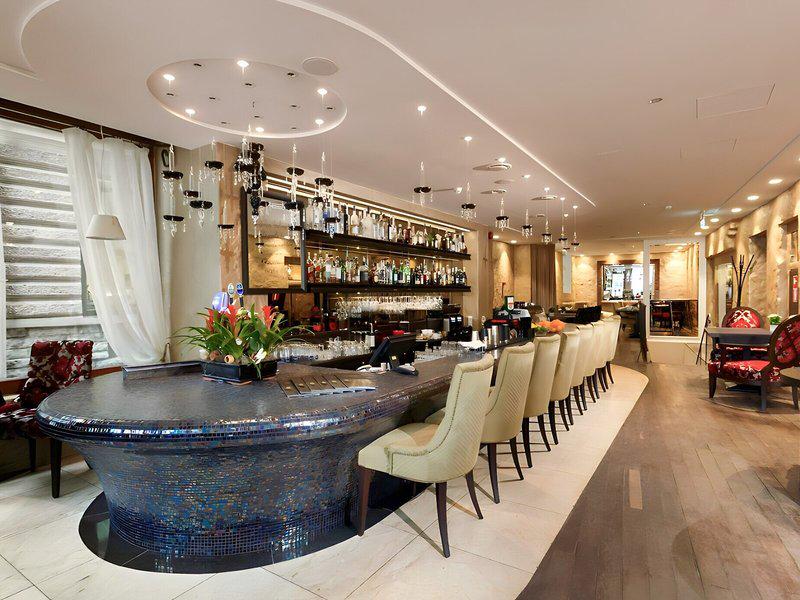 1733BCA5E205B10827FA781916220565